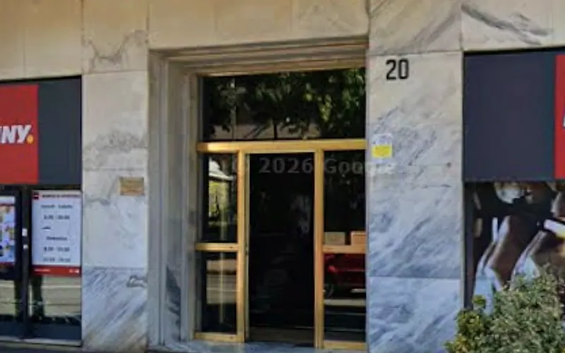 Il portone del palazzo di Piazza Risorgimento 20, con il numero civico sulla destra